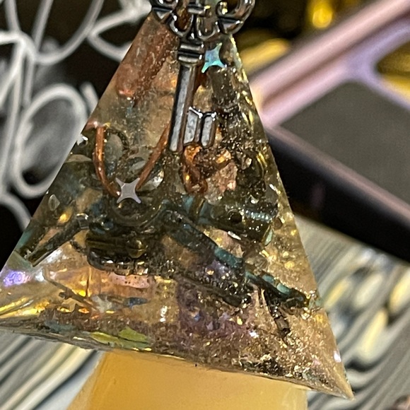 Hecate’s keys organite pyramid - Picture 3 of 5